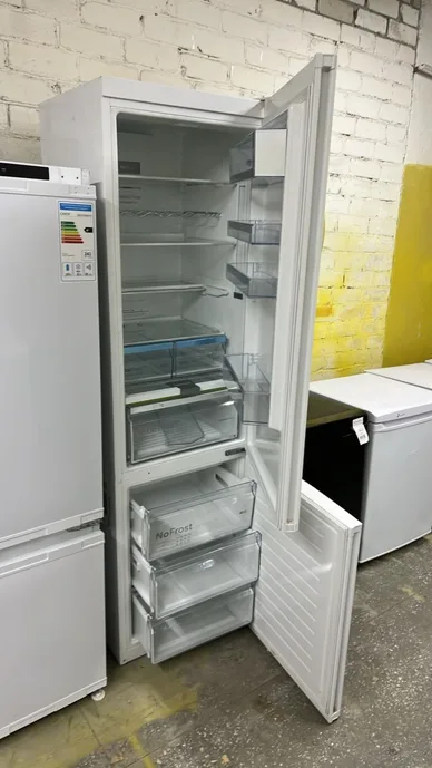 Холодильник с морозильником Bosch Serie 6 VitaFresh Plus KGN39AW32R