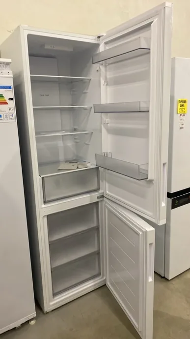 Холодильник с нижней морозильной камерой Candy CFN6200W