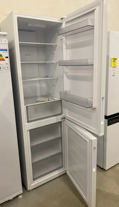 Холодильник с нижней морозильной камерой Candy CFN6200W