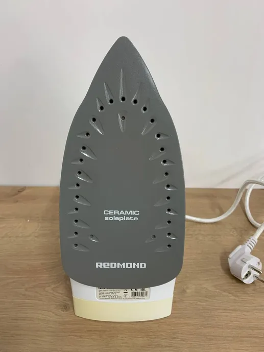 Утюг REDMOND RI-C263