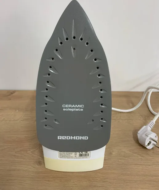 Утюг REDMOND RI-C263